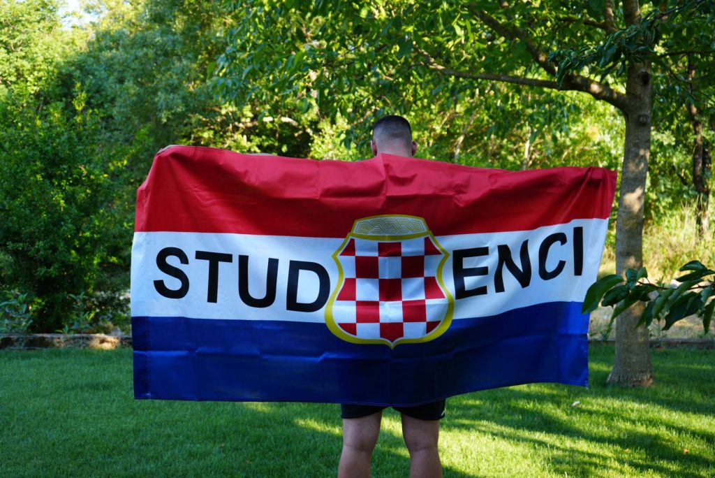 Zastave sa natpisom